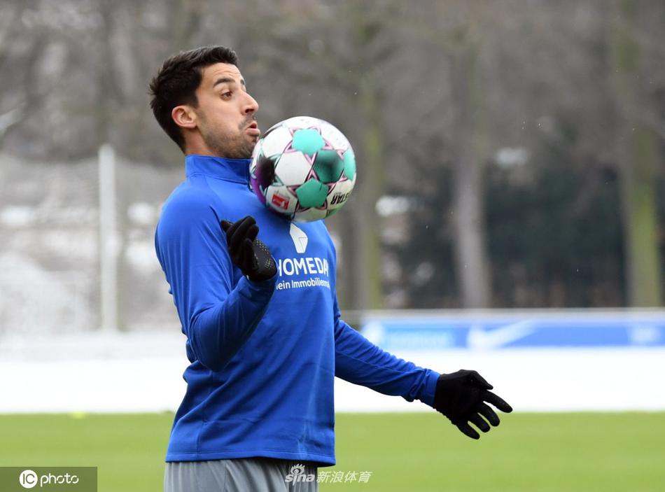 柏林赫塔球员集体训练,备战下一场比赛的简单介绍 柏林赫塔球员集体训练,备战下一场比赛的简单介绍